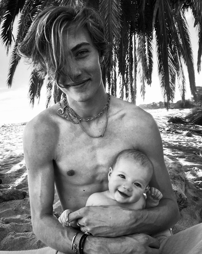 Kebersamaan Lucky dan putri mungilnya yang kini berusia sekitar dua tahun itu tak jarang bikin baper. Tampak begitu sayangnya Lucky pada putrinya. Foto: dok. Instagram