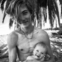 Kebersamaan Lucky dan putri mungilnya yang kini berusia sekitar dua tahun itu tak jarang bikin baper. Tampak begitu sayangnya Lucky pada putrinya. Foto: dok. Instagram