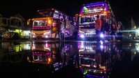 Pemudik tampak menuju bus antarkota antarprovinsi (AKAP) di Lhokseumawe, Aceh, Sabtu (25/6/2019). 