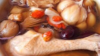 Ini sup ayam gaya China yang dimasak bersama ginseng, herba dan kurma merah. Selain enak juga jadi obat pemulih lelah. Foto : Instagram @fen.z