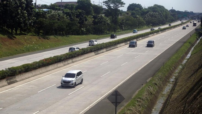 Sejumlah pengendara kendaraan roda empat melintas di ruas Tol Cinere-Jagorawi (Cijago), Depok, Jawa Barat, Jumat (24/5/2019). Pengusaha tol yang tergabung dalam Asosiasi Tol Indonesia (ATI) sepakat memberikan diskon tarif tol hingga sebesar 15 persen pada masa mudik Lebaran 2019 di semua ruas tol se-Indonesia. ANTARA FOTO/Yulius Satria Wijaya/wsj.