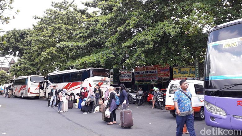 Cerita Pemudik di Yogya Beralih Naik Bus karena Tiket Pesawat Mahal Cerita Pemudik di Yogya Beralih Naik Bus karena Tiket Pesawat Mahal