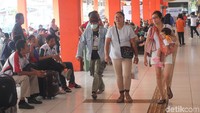 Suasana terminal juga terlihat padat.