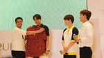 Suho EXO Semringah Dapat Kemeja Batik