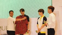 Ketiganya tampak senang saat menerima hadiah tersebut. Bahkan menurut Suho, kemeja tersebut bisa digunakan sebagai kostum. Foto: Delia Arnindita Larasati/detikHOT