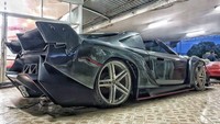 Meski tidak terlalu mirip, modifikator Thailand ini membuat replika Lamborghini Veneno Roadster dengan desain bersudut tajam. Replika Lamborghini ini menggunakan basis Toyota MR2 Spyder yang secara dimensi berbeda dengan Lamborghini asli. Foto: Istimewa