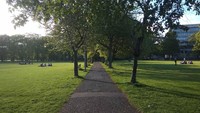 Meadows Park, salah satu taman kota di Edinburgh. Musim panas menjadi waktu yang asyik untuk menjelajah taman kota, kastil-kastil dan bangunan tua yang ada (Angga Fauzan/Istimewa)