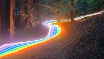 Pada seri foto Rainbow Road dan dalam semua karyanya secara umum, Daniel bertujuan menemukan keindahan. Dia suka mengambil objek hal-hal yang biasa namun diberi sentuhan ekstra sehingga membuatnya terlihat luar biasa. Foto: Daniel Mercandante via Brainberries