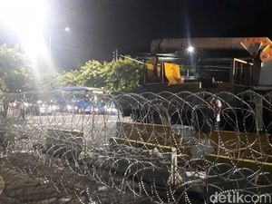 Separator Beton Penutup Jalan Depan KPU Mulai Dibuka