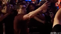 Tom Holland pun sempat selfie bersama para penggemar.