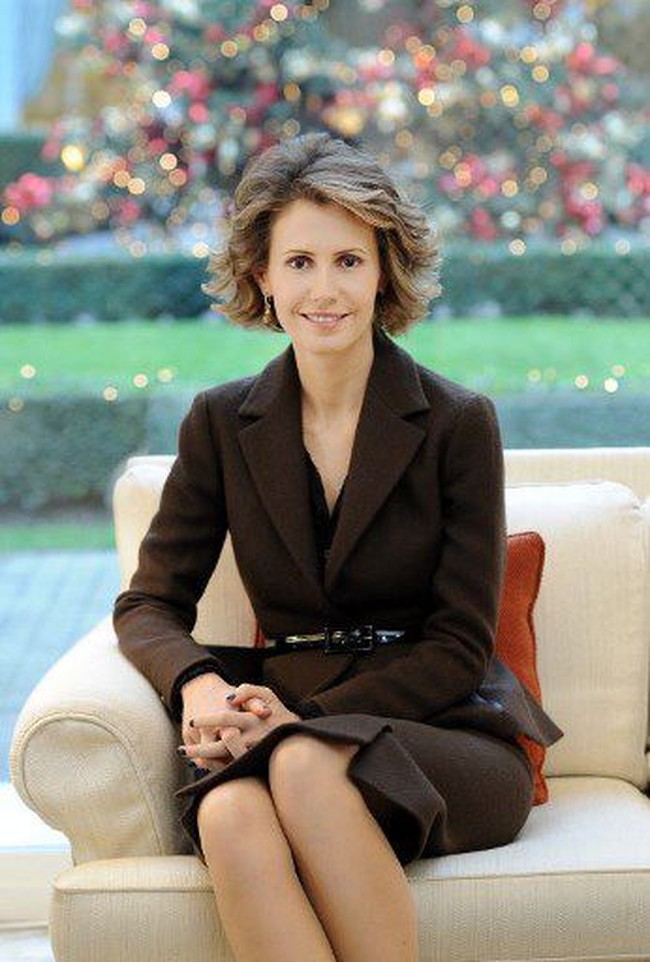 Sebelum menderita kanker, Asma Al-Assad kerap berpenampilan stylish dengan busana formal. Wanita keturunan Inggris-Syria ini terlihat cantik walau tanpa riasan. Dalam acara formal, ia memilih dress atau setelan blazer dan menata rambutnya secara sederhana. Foto: AFP