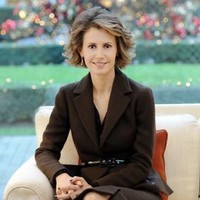 Sebelum menderita kanker, Asma Al-Assad kerap berpenampilan stylish dengan busana formal. Wanita keturunan Inggris-Syria ini terlihat cantik walau tanpa riasan. Dalam acara formal, ia memilih dress atau setelan blazer dan menata rambutnya secara sederhana. Foto: AFP