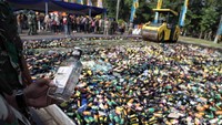 Beragam miras ilegal dari sejumlah merk dimusnahkan di Monas, Jakarta, Senin (27/5/2019).