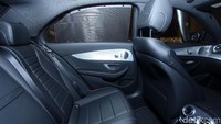 Interior sporty pada E 300 Sport Style Avantgarde hadir dengan lapisan jok kulit pada tempat duduk.
