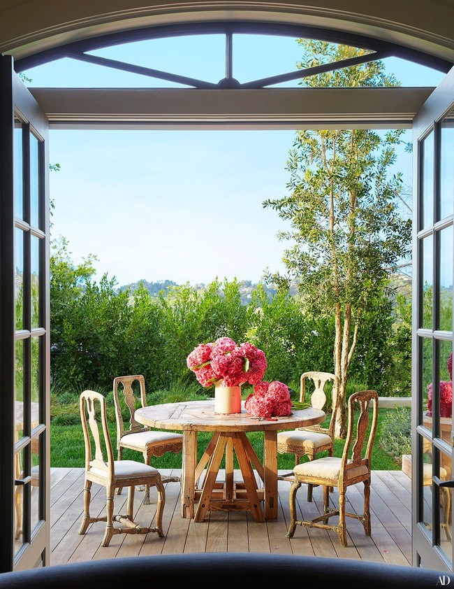 Balkon yang langsung menghadap panorama indah perbukitan menjadi salah satu primadona di rumah ini. Inilah rumah impian kami, ucap Jessica. (Foto: Dok. Architectural Digest)