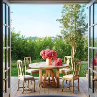 Balkon yang langsung menghadap panorama indah perbukitan menjadi salah satu primadona di rumah ini. Inilah rumah impian kami, ucap Jessica. (Foto: Dok. Architectural Digest)