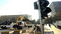 Harry pun mengatakan proses pembongkaran beton pembatas jalan dan kawat berduri dilakukan secara bertahap. Ia menargetkan proses pembukaan jalan ini akan selesai hari ini.