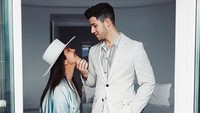 Nick juga memberikan kado spesial untuk istrinya itu di hari anniversary hubungan mereka. Dok. Instagram/priyankachopra