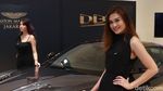 Senyum Manis SPG Aston Martin DBS Superleggera