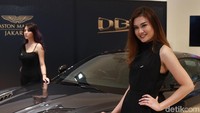 Dua orang model memperkenalkan Aston Martin DBS Superleggera di Jakarta, Senin (27/5/2019).
