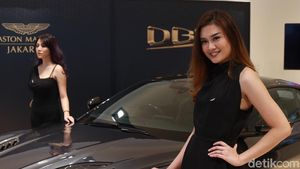Senyum Manis SPG Aston Martin DBS Superleggera