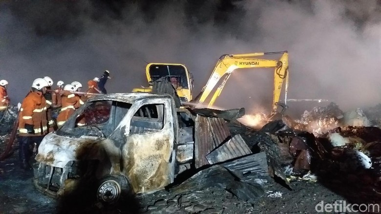 Kebakaran Gudang Rongsokan Teratasi, Backhoe Diterjunkan Cari Bara Api Kebakaran Gudang Rongsokan Teratasi, Backhoe Diterjunkan Cari Bara Api