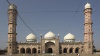 Masjid Taj-Ul berada di Kota Bopal, India. Masjid yang dibangun pada tahun 1868 ini disebut sebagai masjid terbesar di India. Pasalnya, Masjid Taj-Ul disebut-sebut dapat menampung hingga 175 ribu jemaah dalam waktu bersamaan. Dok. Wikipedia.