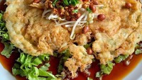Kombinasi bumbu kacang, kecap manis dan cabai membuat tahu telur semakin menggoda. Kalau mau lebih segar, peraskan sedikit air jeruk limo untuk hasilkan semburat rasa asam. Foto : instagram @makananmaknyus