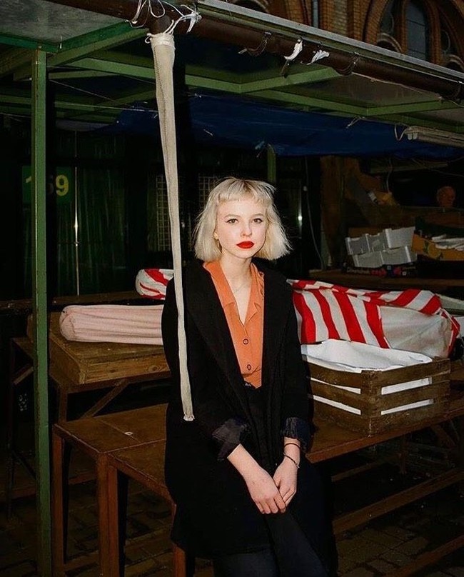 Julia dan temannya itu kemudian terus tertawa dan berjalan meninggalkan patung yang telah rusak, sebelum akhirnya ditemukan oleh otoritas setempat. Meskipun Julia belum mengungkapkan motivasi di balik tindakan vandalisme ini, aksi tersebut diyakini sebagai aksi yang dimaksudkan untuk menarik pengikut di media sosial. (Foto: Instagram/@juliaslonskaa)