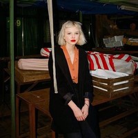 Julia dan temannya itu kemudian terus tertawa dan berjalan meninggalkan patung yang telah rusak, sebelum akhirnya ditemukan oleh otoritas setempat. Meskipun Julia belum mengungkapkan motivasi di balik tindakan vandalisme ini, aksi tersebut diyakini sebagai aksi yang dimaksudkan untuk menarik pengikut di media sosial. (Foto: Instagram/@juliaslonskaa)