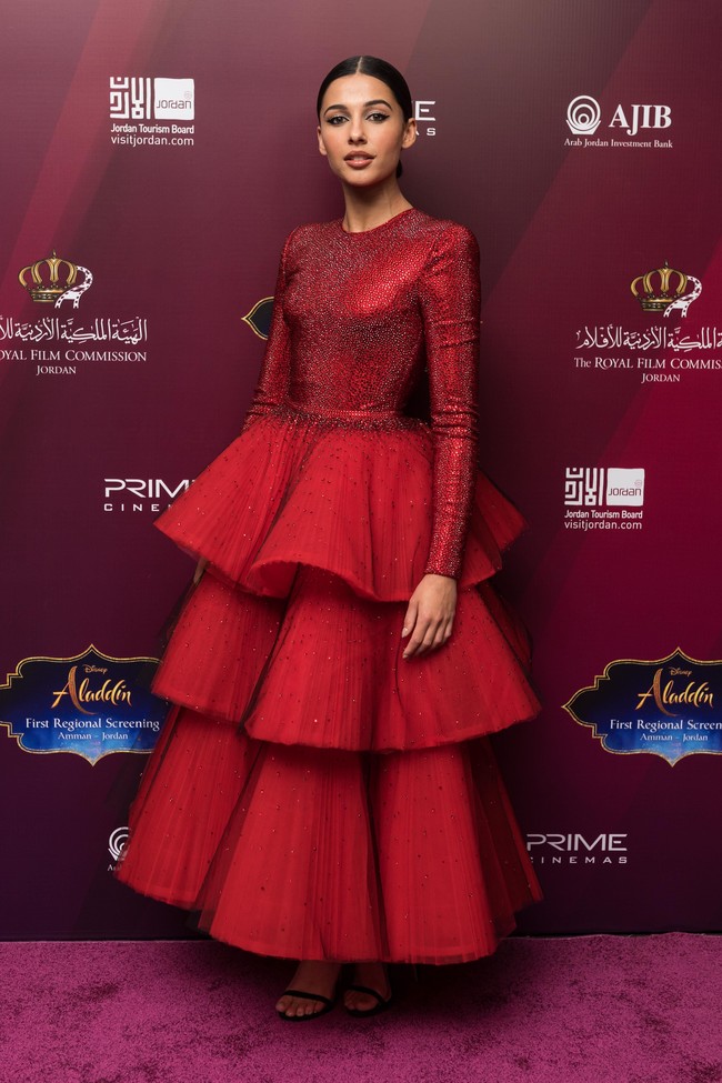 Dibalut gaun custom rancangan Armani Prive dalam warna merah yang misterius nan seduktif di premier Aladdin di Amman, Yordania. Foto: Getty Images