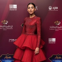 Dibalut gaun custom rancangan Armani Prive dalam warna merah yang misterius nan seduktif di premier Aladdin di Amman, Yordania. Foto: Getty Images