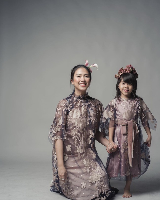 Koleksi Lebaran yang tak kalah menarik datang dari kolaborasi Alto Prive X Tyna Kana Mirdad. Terinspirasi dari bunga, koleksi ini menyajikan busana berpotongan flowy, dengan detail brokat yang cantik. Bahan organza dan lace membuatnya terlihat sangat spesial. Foto: Instagram/TynaKanaMirdad