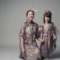 Koleksi Lebaran yang tak kalah menarik datang dari kolaborasi Alto Prive X Tyna Kana Mirdad. Terinspirasi dari bunga, koleksi ini menyajikan busana berpotongan flowy, dengan detail brokat yang cantik. Bahan organza dan lace membuatnya terlihat sangat spesial. Foto: Instagram/TynaKanaMirdad