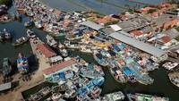 Begini penampakan puluhan perahu nelayan yang terparkir di pelabuhan ikan Karangsong, Indramayu, Jawa Barat, Senin (27/5/2019).
