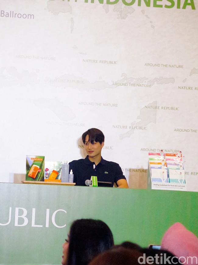 Kai yang dikenal sebagai center karena jago dance tersebut juga menyarankan produk sunblock untuk para penggemarnya di Indonesia. Apalagi mengingat cuaca di Indonesia yang panas. Sedangkan Suho merekomendasikan gel lidah buaya yang memang bisa digunakan untuk berbagai fungsi. Foto: Rahmi/Detikcom