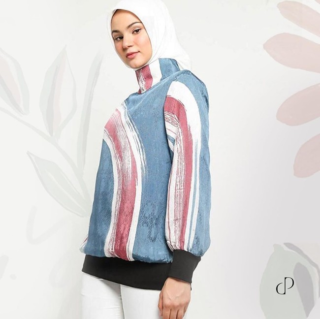 Ramadan tahun ini, Dian Pelangi merilis koleksi yang lebih kasual bekerja sama dengan Blibli. Koleksi atasan batik yang ia usung mengambil warna-warna pop seperti merah jambu dan biru langit, khas Dian Pelangi. Detail turtle neck dan potongan oversized membuat koleksi terlihat santai dan cocok dikenakan untuk silaturahmi saat Lebaran. Foto: Istimewa