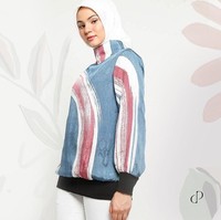 Ramadan tahun ini, Dian Pelangi merilis koleksi yang lebih kasual bekerja sama dengan Blibli. Koleksi atasan batik yang ia usung mengambil warna-warna pop seperti merah jambu dan biru langit, khas Dian Pelangi. Detail turtle neck dan potongan oversized membuat koleksi terlihat santai dan cocok dikenakan untuk silaturahmi saat Lebaran. Foto: Istimewa