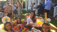 Sebelumnya Nasim sudah dikenal lewat perannya di serial komedi Saturday Night Live. Ini posenya kala menikmati cake di kolam bola bersama anak-anak cantik. Foto: Instagram nasimpedrad
