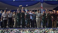 Gubernur DKI Jakarta Anies Baswedan memimpin kegiatan pemusnahan minuman keras (miras) ilegal di Monas, Jakarta, Senin (27/5/2019).