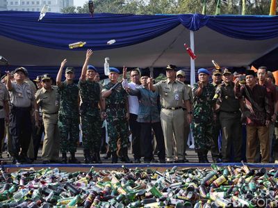 Anies Pimpin Pemusnahan Ribuan Miras di Monas