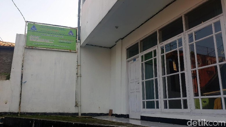 Pimpinan Ponpes di Cianjur Diamankan Polda Metro Sejak Jumat Malam Pimpinan Ponpes di Cianjur Diamankan Polda Metro Sejak Jumat Malam