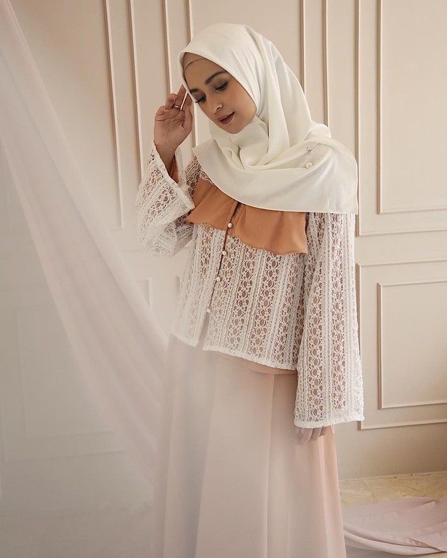 Zaskia Sungkar Jakarta, Zaskia bersama adiknya Shireen Sungkar juga merilis koleksi Lebaran di bawah label Zashi. Koleksi Lebaran yang satu ini dihiasi oleh detail renda dengan pilihan warna pastel. Foto: Instagram/zashi.id