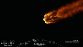 Booster tahap pertama yang ditenagai oleh sembilan mesin mendorong roket Falcon 9 menuju orbit rendah Bumi. Foto: SpaceX