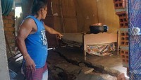 Seorang warga memperlihatkan kerusakan di rumahnya akibat gempa M 8,0 yang mengguncang Peru. (Foto: Gino Trigozo / AFP)
