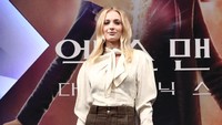 Saat hadiri acara film itu di Korea Selatan, Sophie memilih tampil anggun dengan blus dan celana coklat panjang. Chung Sung-Jun/Getty Images