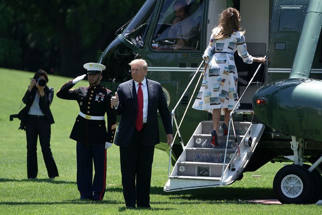 Pilihan busana tersebut tak berubah sejak ia berangkat dari Gedung Putih di Washington D.C, AS. Baju yang sama juga dipakainya sebelum menempuh perjalanan udara selama 16 jam tersebut. Biasanya, Melania memilih busana yang berbeda setelah melakukan perjalanan jauh dengan pesawat. (Foto: Getty Images)