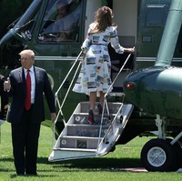 Pilihan busana tersebut tak berubah sejak ia berangkat dari Gedung Putih di Washington D.C, AS. Baju yang sama juga dipakainya sebelum menempuh perjalanan udara selama 16 jam tersebut. Biasanya, Melania memilih busana yang berbeda setelah melakukan perjalanan jauh dengan pesawat. (Foto: Getty Images)