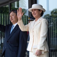 Di sisi lain, Putri Masako elegan dengan cara tersendirinya. Layaknya bangsawan perempuan Jepang di era modern, PutriMasako memakai setelan kuning pastel bergaya 80-an yang terdiri blazer berpotongan longgar dan rok senada. Foto: Getty Images 