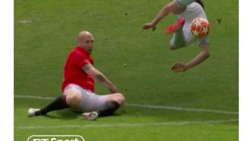 Betapa kita merindukan bek tengah seperti si besar Jaap Stam, tulis netizen ini. Foto: Twitter